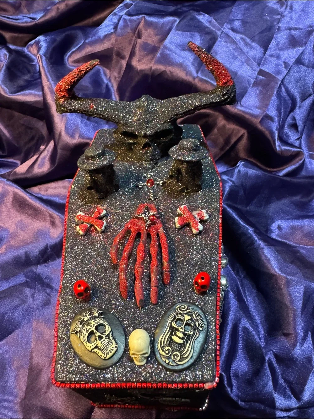 Glitter Skull & Horn Coffin trinket box - Black and Red